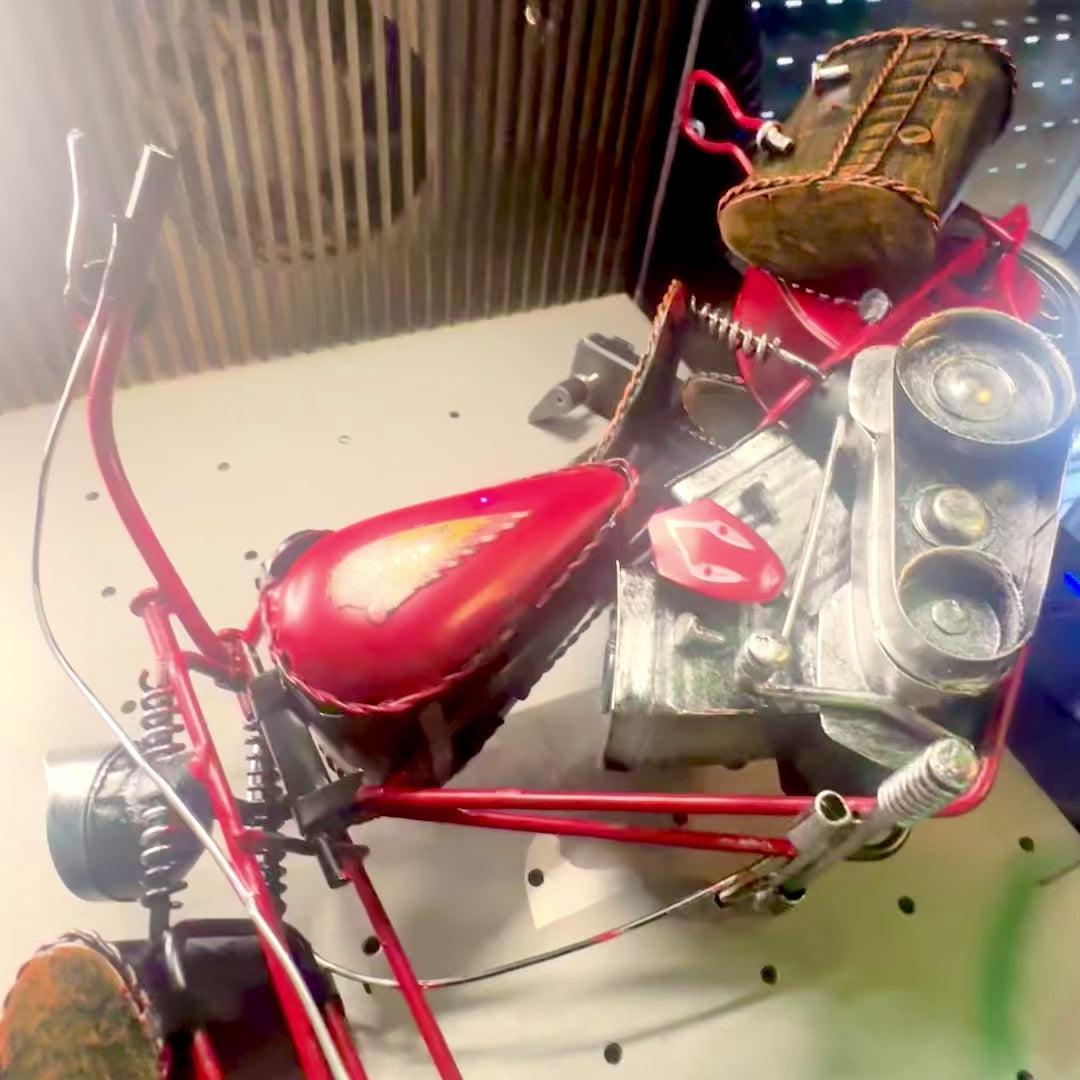 Grand modèle métallique classique de moto chopper rouge avec possibilité de personnalisation par gravure