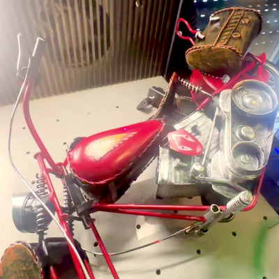 Grand modèle métallique classique de moto chopper rouge avec possibilité de personnalisation par gravure