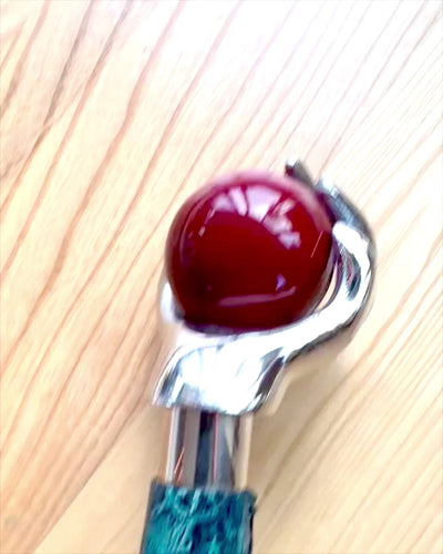 Wandelstok "Koninklijke Hand" – handgemaakt met natuurlijk leer, mogelijkheid tot personalisatie met gravure