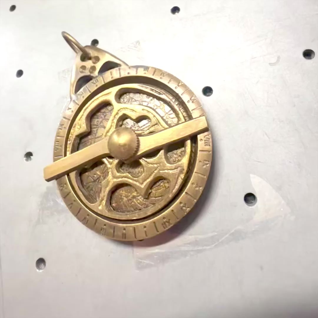 Porte-clés astrolabe en laiton KR105 avec possibilité de gravure personnalisée