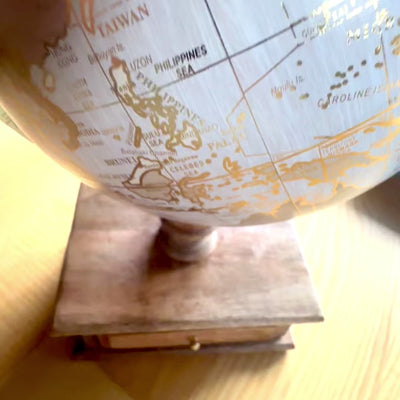 Globe de bureau vintage élégant avec socle en bois et tiroir