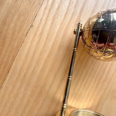 Globe Décoratif en Laiton avec Boussole et Possibilité de Personnalisation par Gravure, Doré, Hauteur 12,5 cm