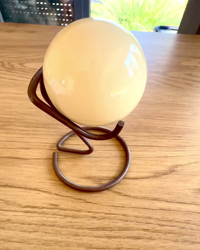 Boule de billard sur un socle en laiton, possibilité de personnalisation avec gravure pour cadeau