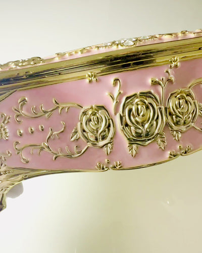 Boîte à Mouchoirs Rose Élégante avec Roses Gaufrées – Accent Luxueux pour Salon, Hôtel ou Club
