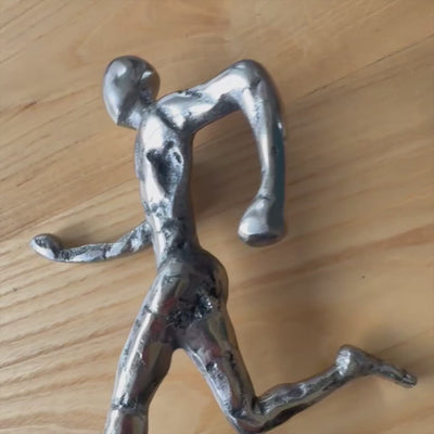 Beeldje hardloper metalen figuur met gravure