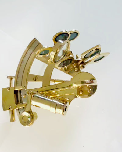 Künstlerischer Sextant in goldener Farbe - Möglichkeit zur Personalisierung mit Gravur