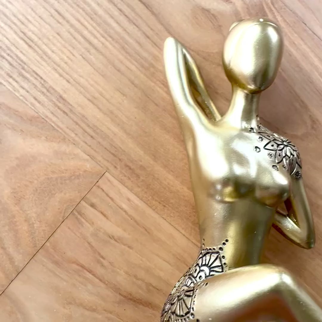 Goldene dekorative Yoga-Figur mit der Möglichkeit einer personalisierten Gravur