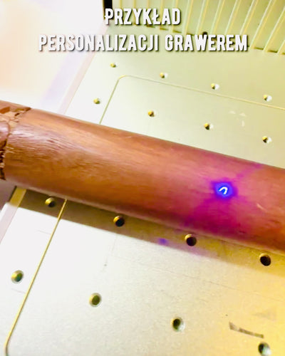 Wandelstok 'Wolf' - Indiaas Mangohout met Gravure Optie, bruin met gesneden patroon