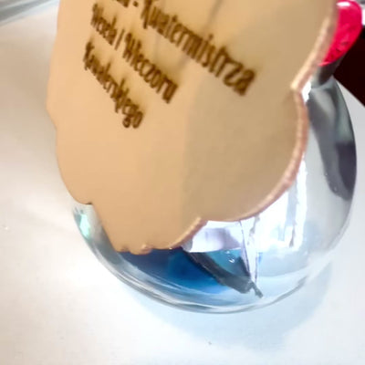 Miniatur-Segelschiff in Flasche mit personalisierbarer Gravur – klassische maritime Dekoration als Geschenk, 10 x 10 x 11 cm  