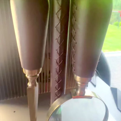 Elegantes Schreibtischset aus Messing und Leder