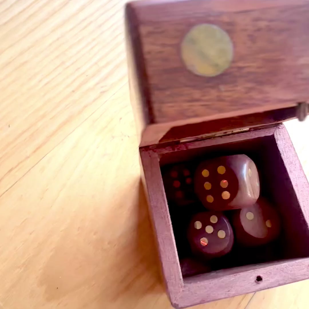 Dés en bois pour jeu dans une élégante boîte avec possibilité de personnalisation par gravure