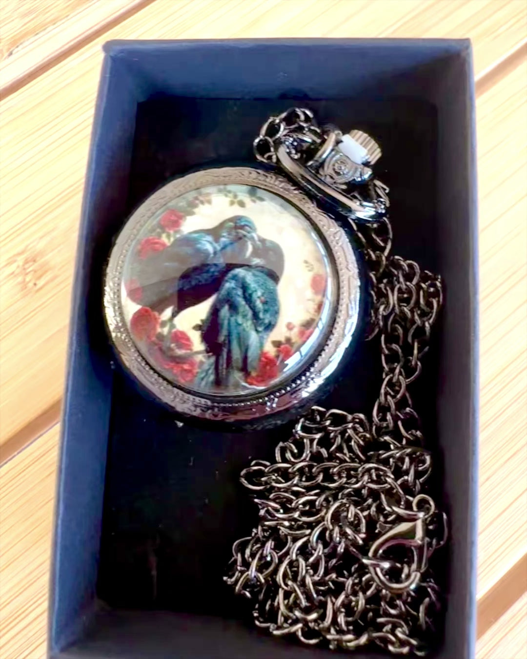 Taschenuhr 'Kuss der Raben' mit Gravur – Personalisierung mit Gravur als Geschenk