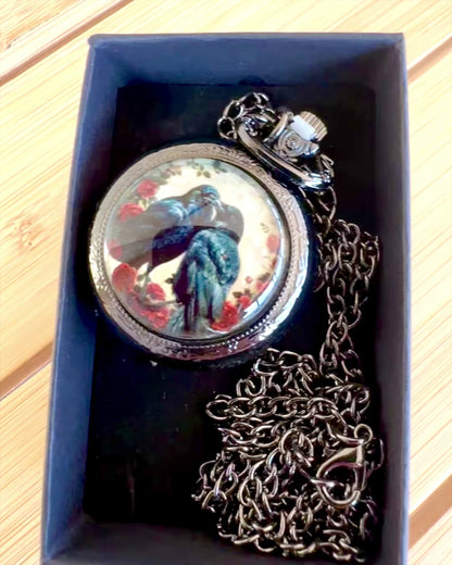 Taschenuhr 'Kuss der Raben' mit Gravur – Personalisierung mit Gravur als Geschenk