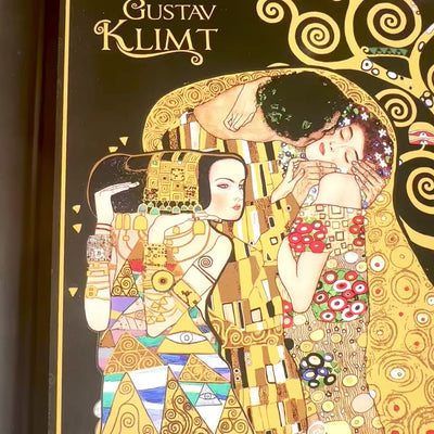Laptop stand featuring G. Klimt, The Kiss (CARMANI), customizable with engraving, ideal as a gift, dimensions 30.5x40.5cm, stylish and comfortable for working on your lap
