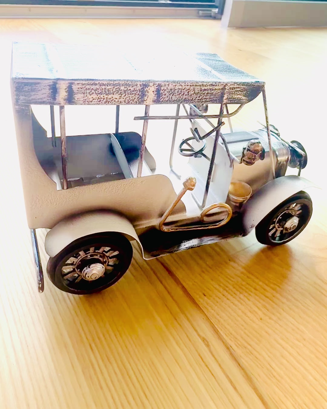 Modèle classique de voiture rétro - trois variantes avec option de gravure pour cadeau