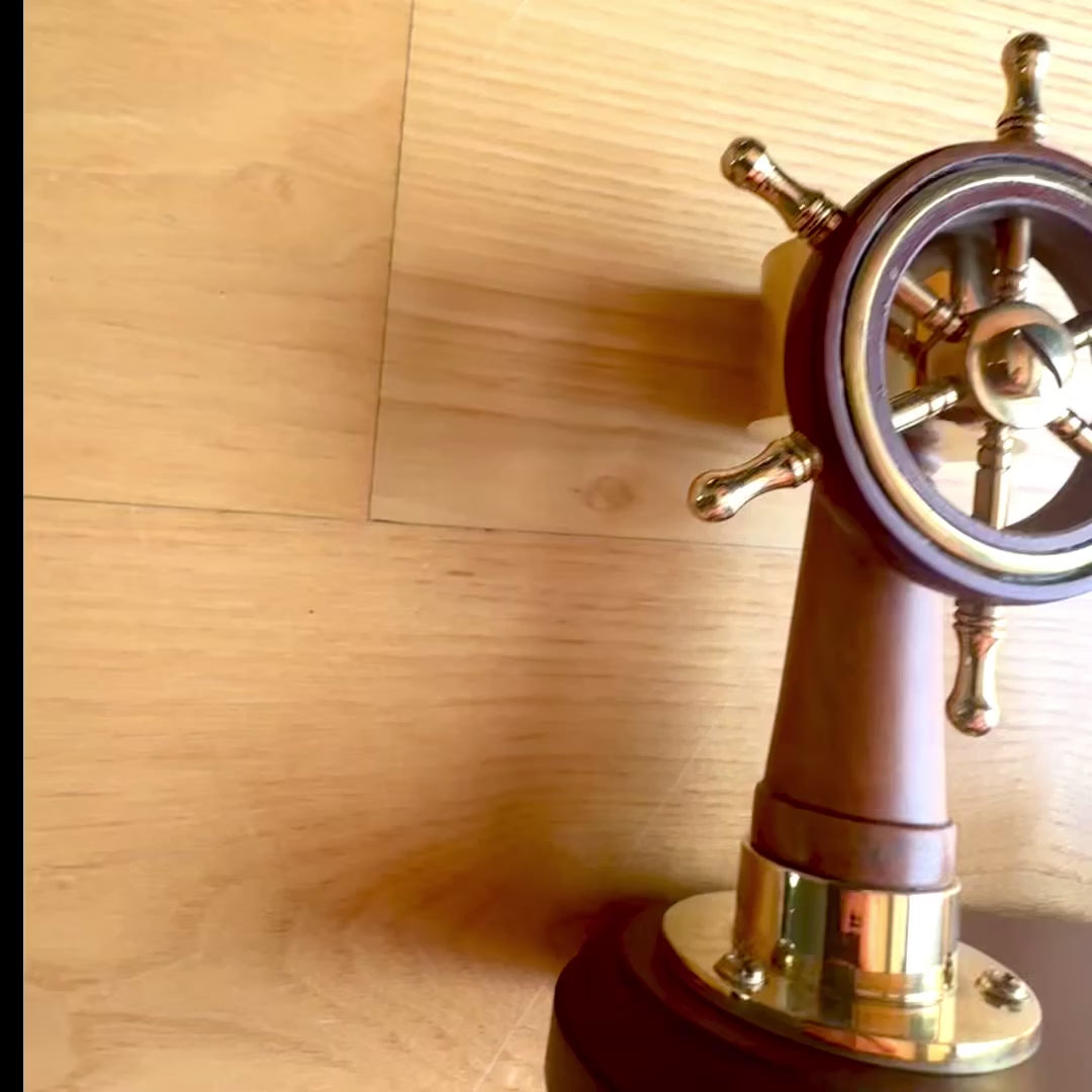 Elegant Desk Set with Ship's Wheel and Compass with Pen Holder – Wood and Brass – Personalized Engraving – Perfect Gift for a Sailor – Height 14.5 cm