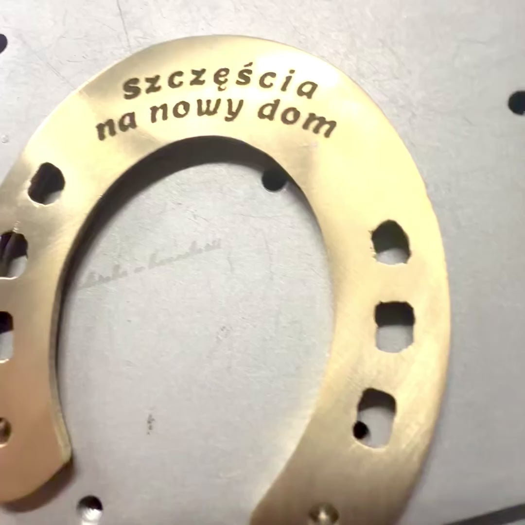 Messing gelukshoefijzer 7 cm met gravure - Elegant cadeau voor een nieuw huis, eindexamen of nieuwe baan, gouden decoratie met opschrift Good Luck