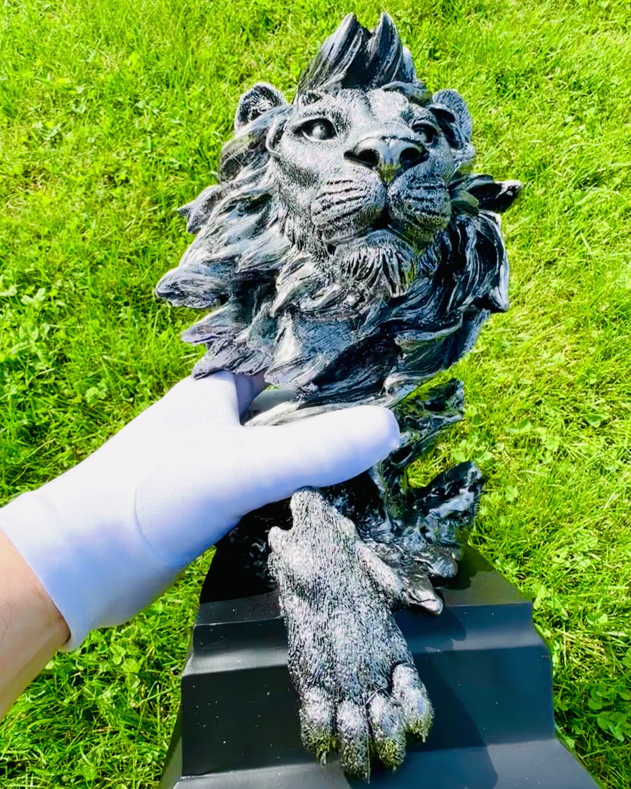 König des Dschungels Löwe - Majestätische Löwenstatue - silberfarben, personalisierbar als Geschenk