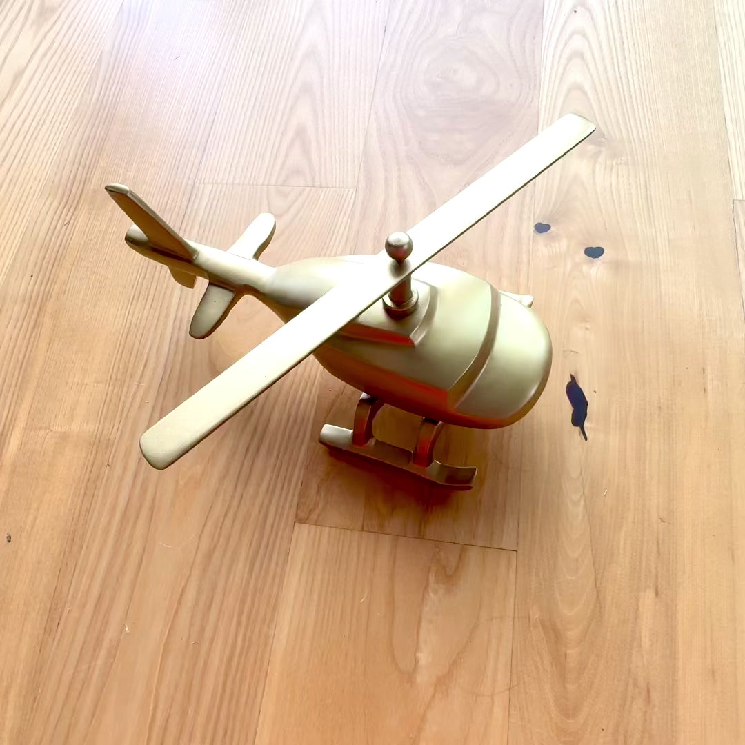 Metalen helikoptermodel met mogelijkheid tot personalisatie met gravure – goudkleurig, 32 cm
