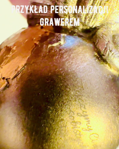 Beeldje van de Godin van de Gerechtigheid – Artistieke Decoratie voor op de Plank, Harsambacht, personalisatie met gravure