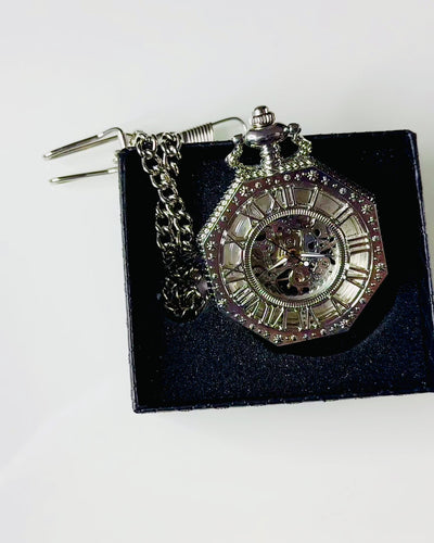 Klassische silberfarbene achteckige mechanische Taschenuhr mit skelettiertem Zifferblatt im Steampunk-Stil