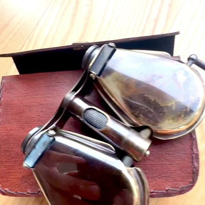 Retro messing verrekijker in leren etui met graveermogelijkheid
