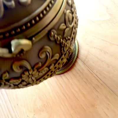 Elegante metalen asbak in bolvorm met gravure