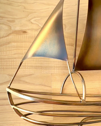 Metalen Wijnrek 45 cm hoog, "Zeilende Fantasie" - in de Vorm van een Zeilschip met de Mogelijkheid tot Graveren als cadeau