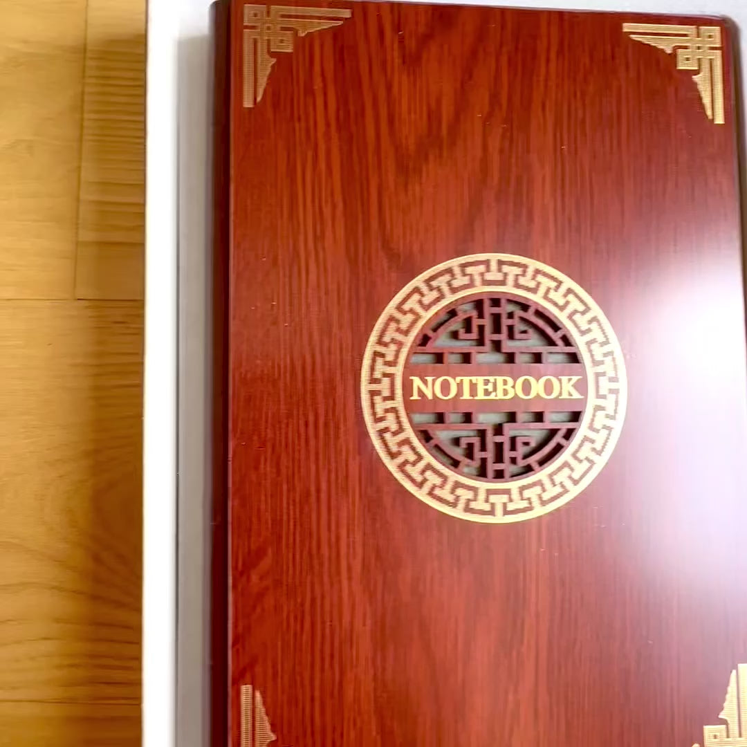 Coffret Cadeau Premium Exclusif Carnet A5 avec Couverture en Bois et Stylo – Gravure Personnalisée, Idéal Cadeau pour Patron, Enseignant, Artiste – Marron Foncé avec Éléments Dorés