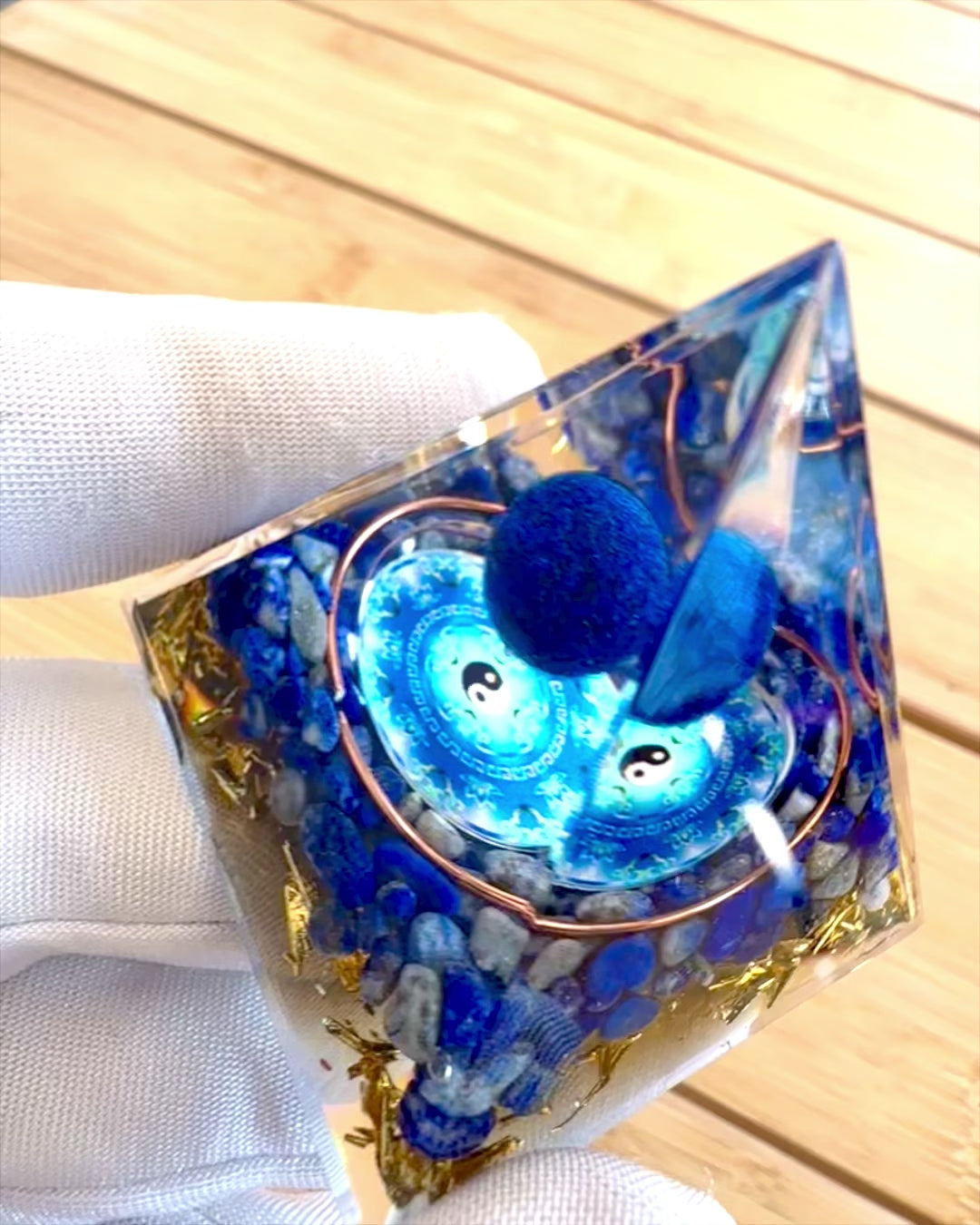 Orgonitische Energiepiramide "Zenith" met Lapis Lazuli, ideaal als cadeau
