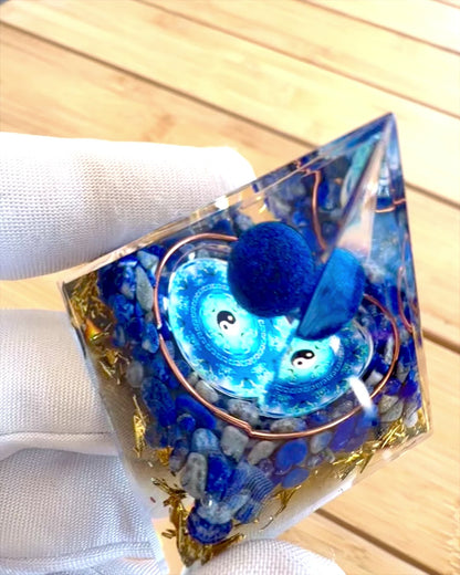 Orgonitische Energiepiramide "Zenith" met Lapis Lazuli, ideaal als cadeau