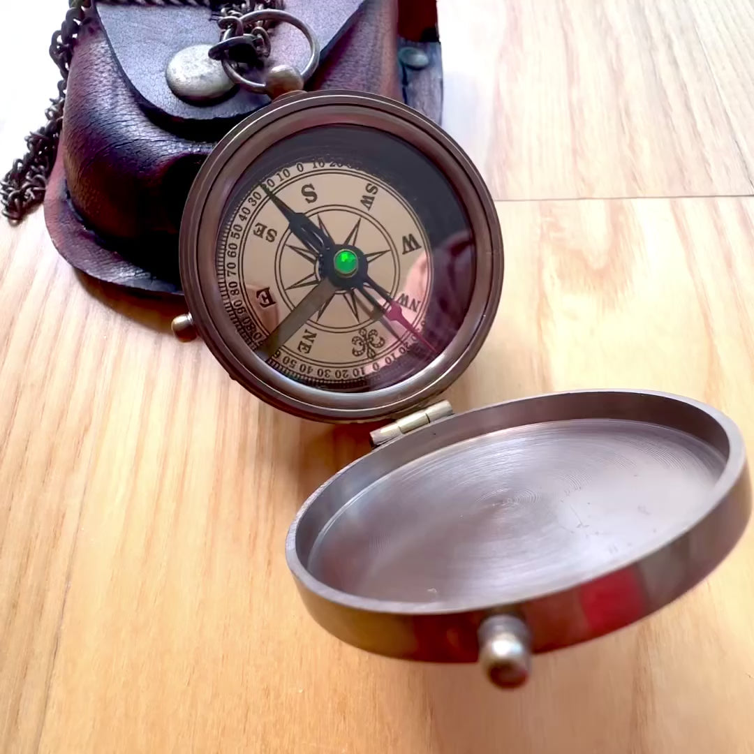 Afsluitbaar kompas met ketting in leren etui C-64