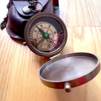 Afsluitbaar kompas met ketting in leren etui C-64