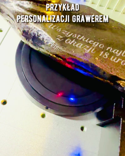 "Czarny Galop" - Elegante Paardenfiguur met Gravureoptie