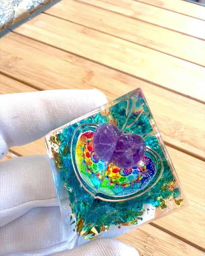 Pyramide Énergétique en orgonite "Mystic Aura"