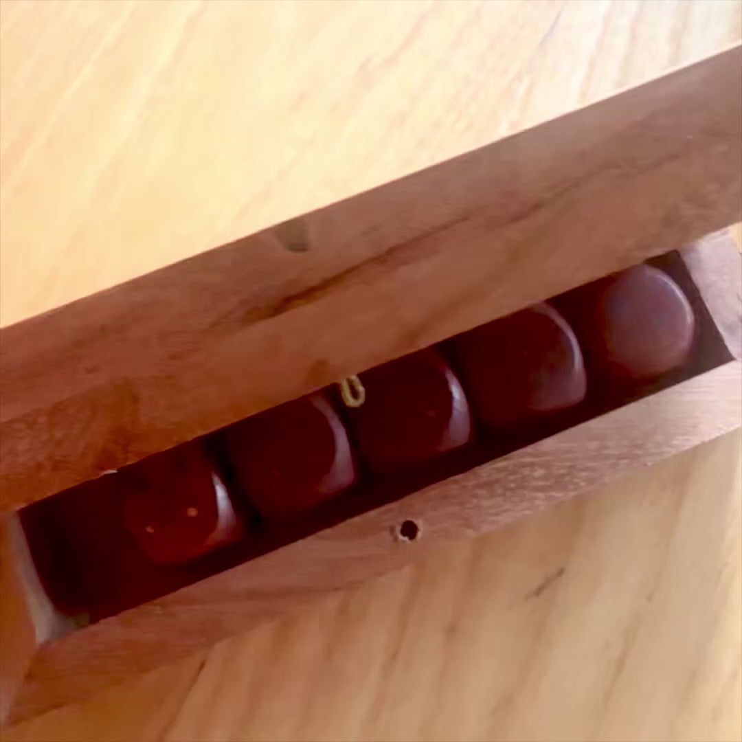 Elegante houten dobbelstenen met messing ogen in een gepersonaliseerd doosje