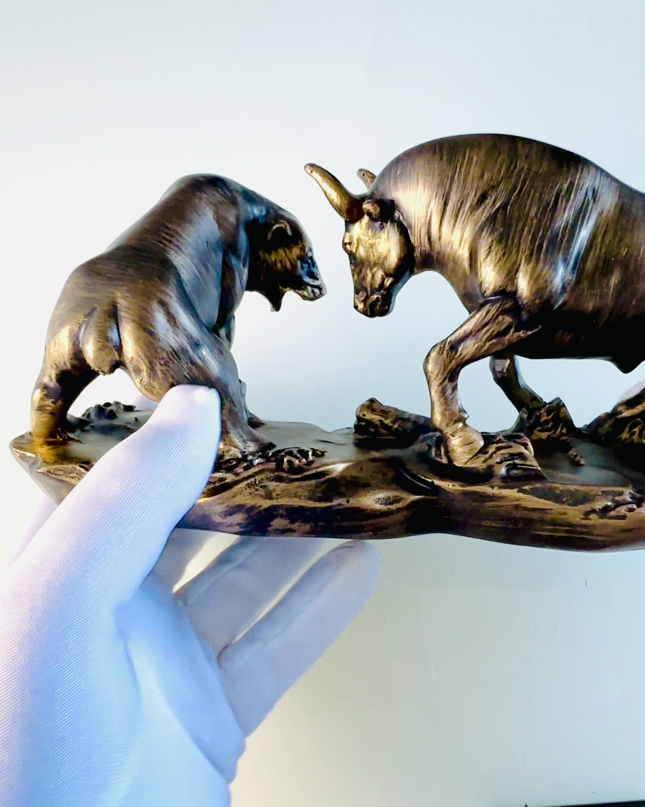 Skulptur "Zwei Rivalen" - Bulle und Bär - Symbolik des Finanzmarktes, Gravurmöglichkeit - Farbe Kupfer