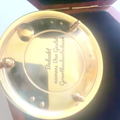 Mosiężny Kompas z Zegarem Słonecznym w Eleganckim Drewnianym Pudełku - Idealny Prezent z Możliwością Personalizacji Grawerem - Retro Styl, Klasyczne Wykonanie, Wysoka Jakość