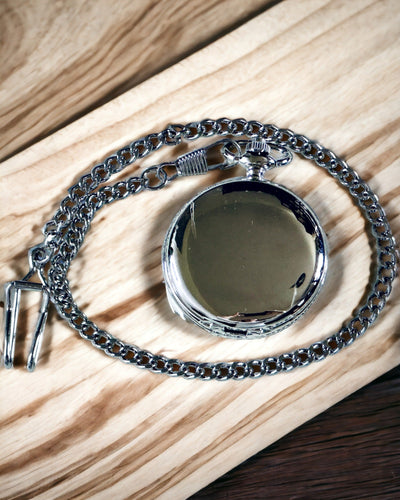 Compas de Poche Argenté Style Rétro avec Motif Ajouré – Élégant et Pratique. Gravure