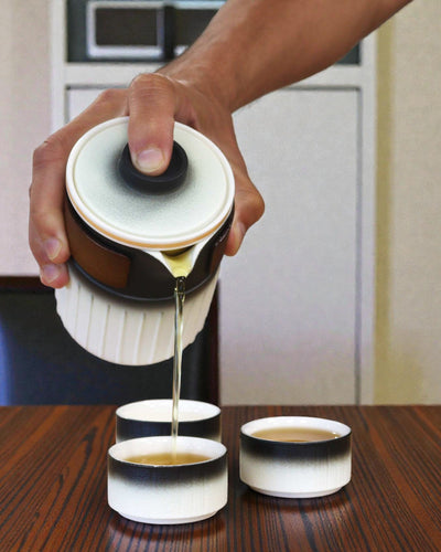 Reis van drie vrienden – Toeristische keramische set met theepot en 3 kopjes