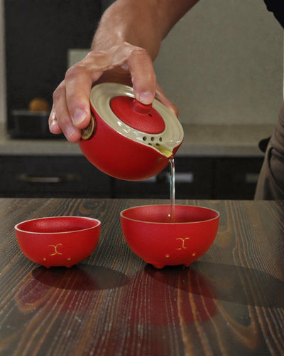 Czerwony Kot Fortuny – Zestaw do Herbaty z 2 Filiżankami (Czerwony)